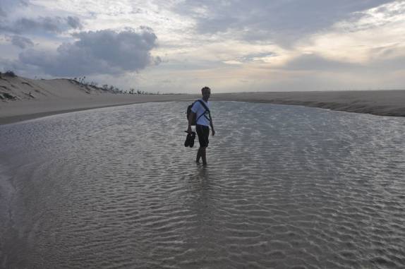 Pequena lagoa ao lado do mar, em Galinhos - RN